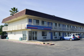 Гостиница Motel 6 Lost Hills / Buttonwillow Racetrack  Лост Хилс